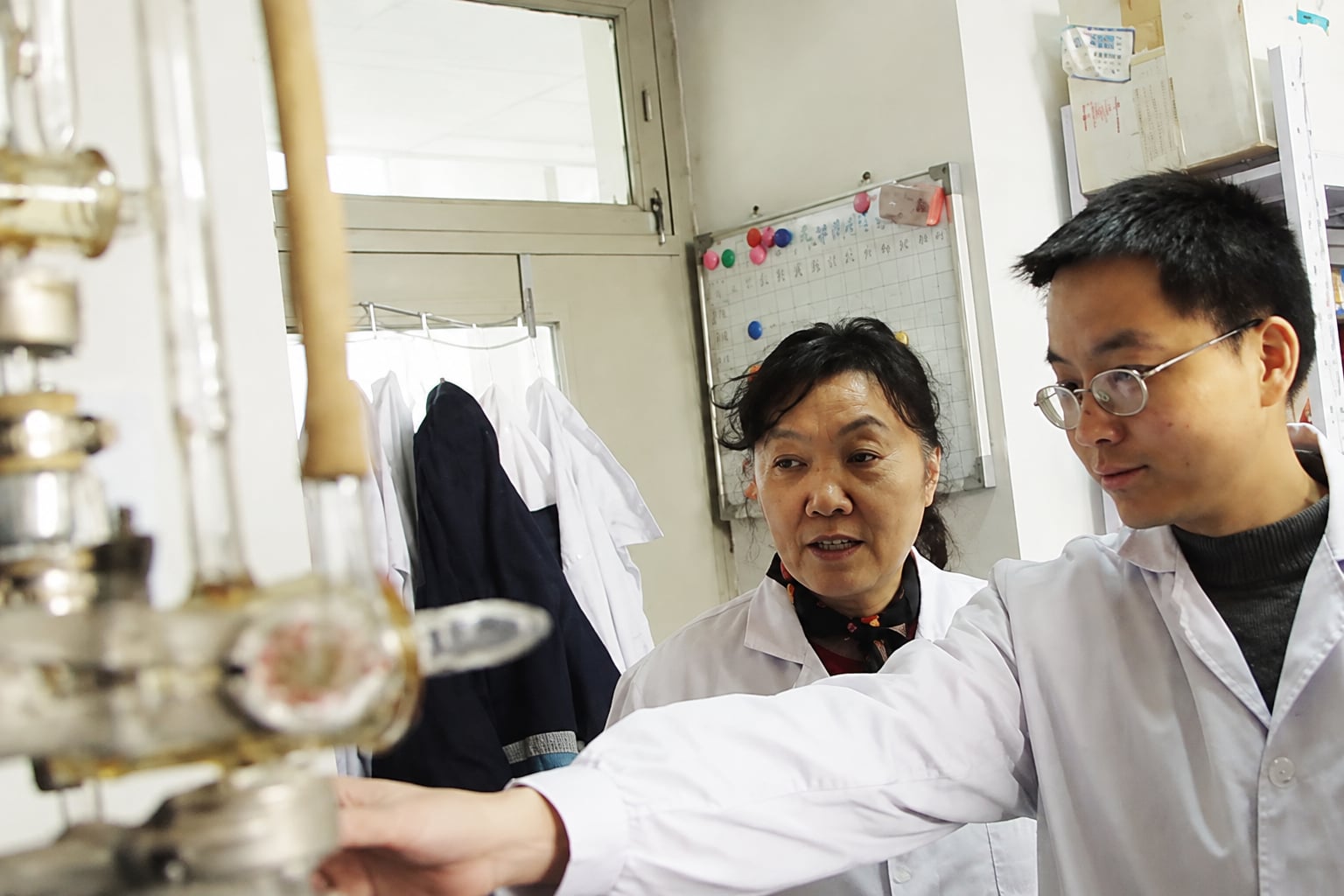 Dr. Jiang, the head of the R&D team of PKU PIONEER, is conducting R&D experiments with researchers.